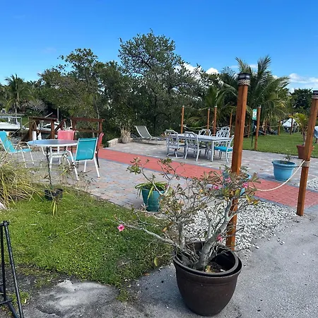 Waterfront Corner 2/1 Apt